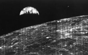 Lunar Orbiter 1 - Earthrise. Teknologikritik.dk